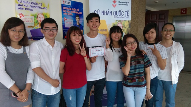 Các bạn sinh viên lớp E1502 hào hứng khi nhận giải